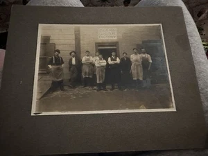 Foto vintage de fábrica de cigarros Clark con caballeros de finales de 1800’s - Imagen 1 de 7