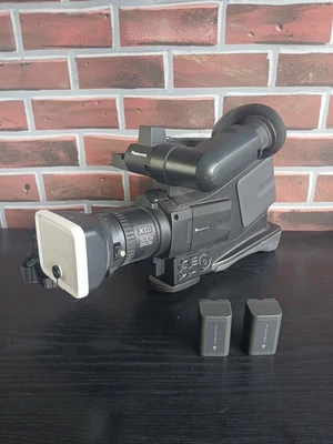 Panasonic AG-DVC20P Camcorder 3CCD Mini DV Videotape Camera - No Charger - Image 1 of 4