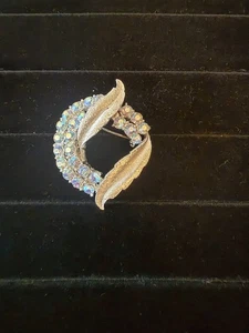 Spilla spilla corona vintage con piume tono argento e strass aurora boreale - Foto 1 di 16
