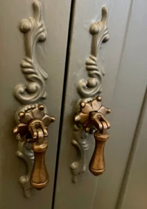 2 antike Gold-Bronze Messing Schublade zieht Griffe Träne Vintage Schrank Knöpfe - Bild 1 von 8