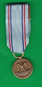 MEDALLA DE BUENA CONDUCTA DE LA FUERZA AÉREA DE EE. UU. Pin Back miniatura - Imagen 1 de 2