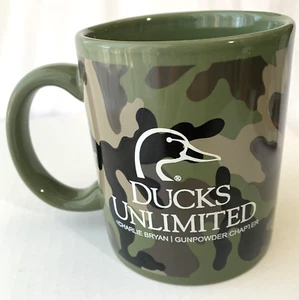 Taza de café camuflada Charlie Bryan Gunpowder Chapter - Ducks Unlimited 75 aniversario - Imagen 1 de 5