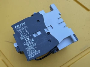 ABB AE30-30 AE26-30 VM5-1 - Contattore combinato - Foto 1 di 3