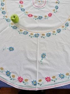 VTG 50s Cotton 70" Round Tablecloth Hand Embroidered Satin Stitch Flowers Unused - Picture 1 of 9