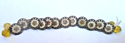 JUEGO DE 20 BOTONES FLORALES METÁLICOS REDONDOS VINTAGE + 4 BOTONES AMARILLOS EN CUERDA Foto 1 de 4