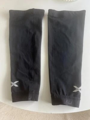NEW ..NEVER WORN.. ..2XU BLACK COMPRESSION CALF GUARDS...  XS - Image 1 of 4