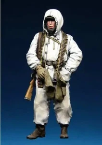 1/35 German Soldier in Winter WW2 RESIN FIGURE MODEL KIT Unpainted Unassembled - Picture 1 of 12