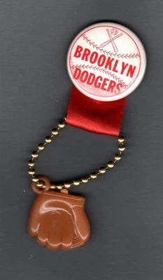 1950-е Brooklyn Dodgers Pin с Лентой и Перчаткой - Изображение 1 из 2