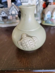 Kleine grüne Keramik Knospenvase mit Baumfrosch 3,5" hoch - Bild 1 von 5
