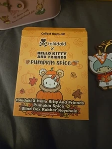 Tokidoki Hello Kitty & Friends Kiki Zwillingsstern Pumpkin Spice Gummi Schlüsselanhänger Neu - Bild 1 von 3