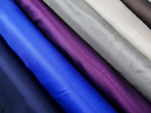 1 m  Futterstoff 100 %Viskose uni 19 Farben farbig Meterware  Stoff - Bild 1 von 15