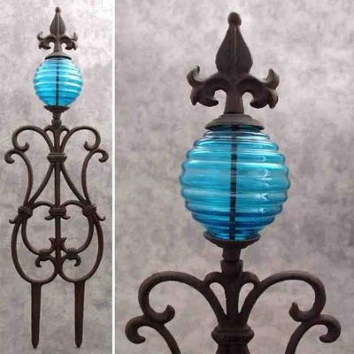 FLEUR-DE-LIS & GLOBO DE VIDRO AZUL Ferro Fundido ESTACA DE JARDIM Arte de Quintal Decoração de Jardim - Imagem 1 de 2