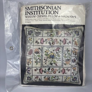 HTF Vintage SMITHSONIAN INSTITUTION Finestra Crewel Cuscino KIT di Mazaltov's LEGGI - Foto 1 di 5