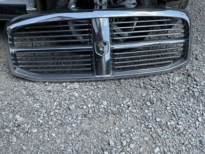 Dodge Ram 1500 2500 3500 2006 2007 2008 parrilla delantera OEM 55077767AF insignia cromada Foto 1 de 4