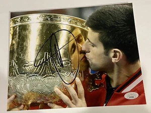 Foto firmada por Novak Djokovic 8x10 leyenda del tenis certificado de autenticidad JSA IP autografiada b - Imagen 1 de 5