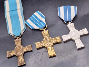 3x Feuerwehr Orden Abzeichen Bronze Silber Gold Feuerlöschwesen Für Verdienste - Bild 1 von 2