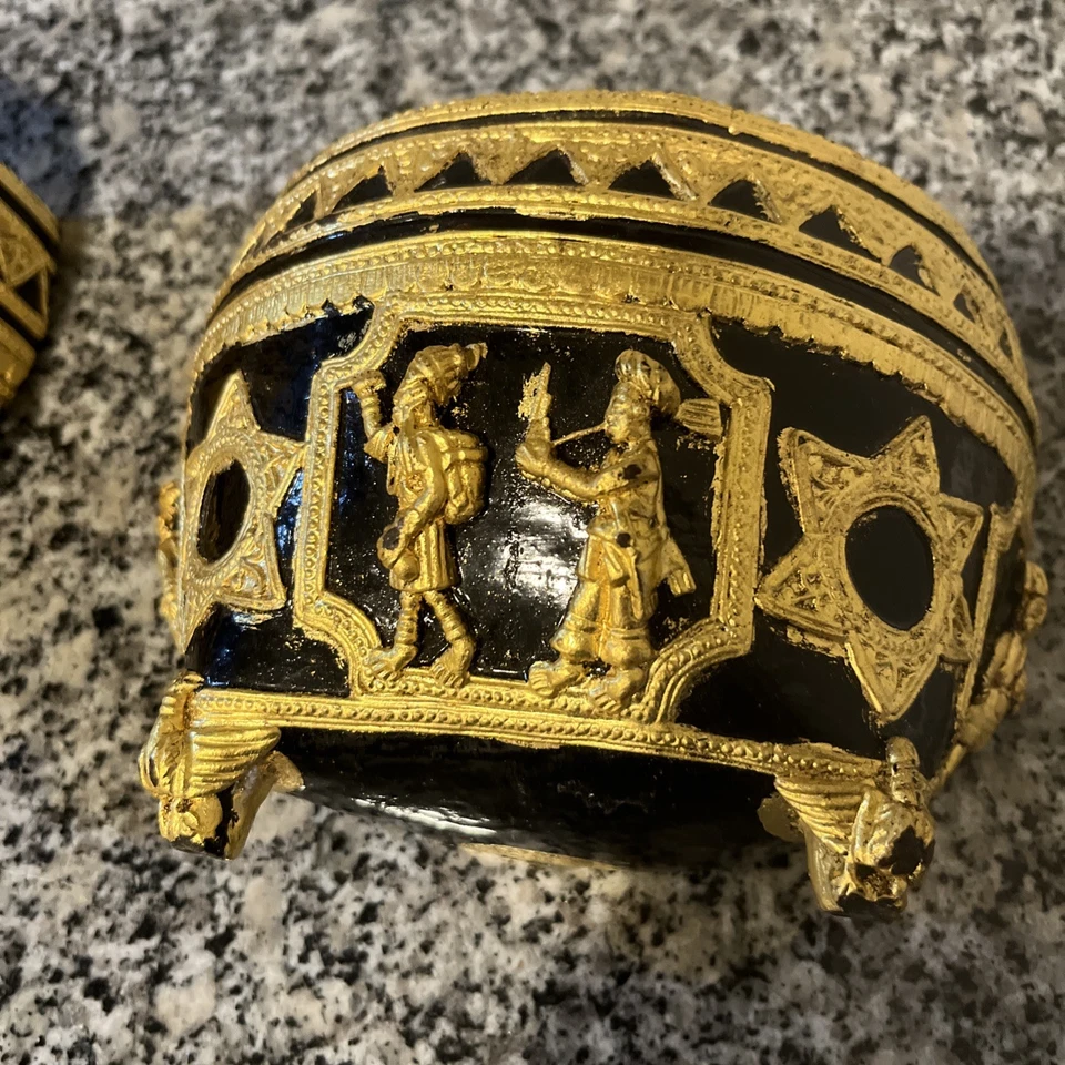 Myanmar.  3 RAROS CUENCOS CEREMONIALES BIRMANOS LACADOS NEGROS DECORACIÓN PAN DE ORO Foto 1 de 4