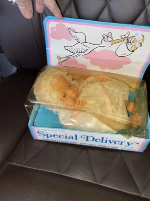 Винтажный 1980-х Uneeda «Специальная доставка» мягкий винил Baby кукла белый наряд новый в коробке - Изображение 1 из 4