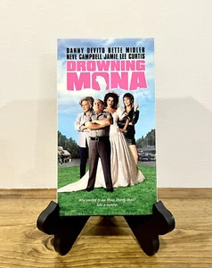 Drowning Mona (VHS, 2000) Danny DeVito Bette Midler Jamie Lee Curtis Comedy OOP - Picture 1 of 5