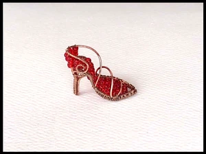 Colgante de zapatos de tacón alto hecho a mano envuelto en alambre cobre envejecido encanto fabuloso regalo! - Imagen 1 de 11