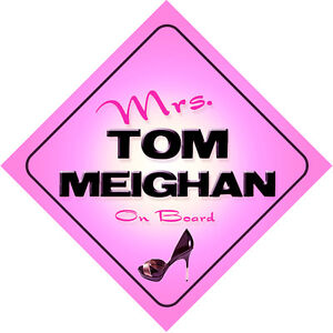 Letrero de coche rosa de la señora Tom Meighan a bordo bebé