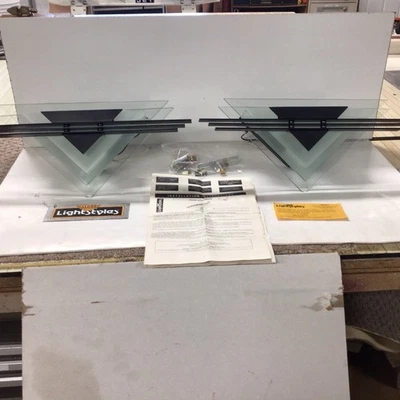 Conjunto moderno contemporáneo de 2 apliques de pared triángulo metal negro/vidrio MCM Memphis Foto 1 de 4