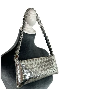 Handarbeit - Klebeband Tasche - Metallic - Schulter - Reißverschluss - silber glänzend futuristisch - Bild 1 von 14