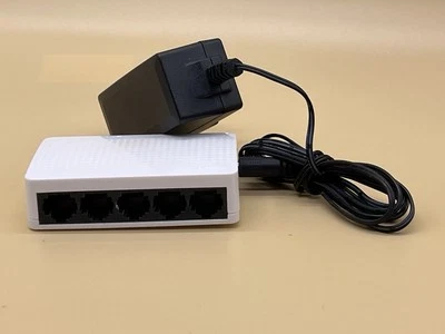 Tenda S105 5 Port 10/100Mbps Desktop Ethernet Network Desktop Switch very good  - Image 1 of 4