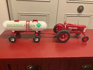 Trattore Ertl International Farmall 350 con rimorchio ad ammoniaca anidra 1/16. - Foto 1 di 15