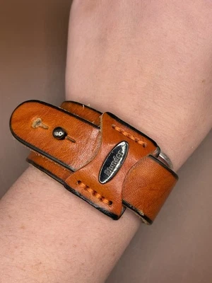 Plunder 真皮宽袖口手链 – 可调节按扣 — 第 1/3 张图片