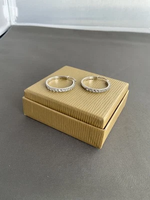 JUEGO DE PENDIENTES ZAFIRO BLANCO EN PLATA DE LEY Foto 1 de 3