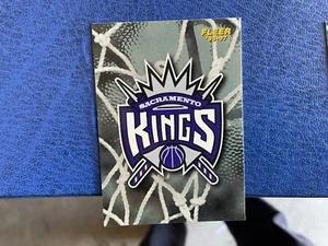 FLEER 96/97 BASKETBALL  NBA LOGO BADGE SACRAMENTO KINGS 173  MINT - Imagen 1 de 1