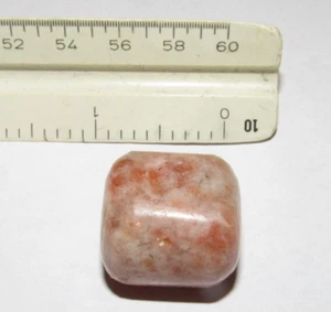 Nicht klassifiziertes gesteinspoliertes Mineral Exemplar - weiß & pfirsichorange - Bild 1 von 3