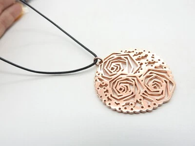 Collar Colgante Triple Rosa Trabajo Abierto Cobre Folli Follie Firmado Foto 1 de 3