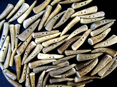 ANTLER BUTTONS,2 1/2",TOGGLES,TINES,6 PIECE PACKAGES,BROWN & DARK COLORS,212-B - Image 1 of 4