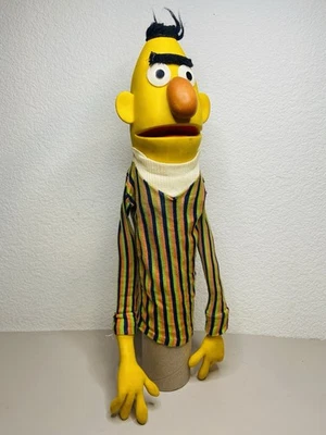 Marioneta de mano Bert de Plaza Sésamo de los años 70 cabeza de plástico duro Hong Kong Foto 1 de 4