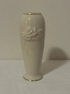 Jarrón Lenox Rosebud Collection 7” crema, rosas esculpidas borde dorado - Imagen 1 de 5