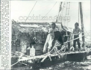 1970 Press Photo La Balsa Log Raft & Crew Trans Pacific Voyage - Picture 1 of 2