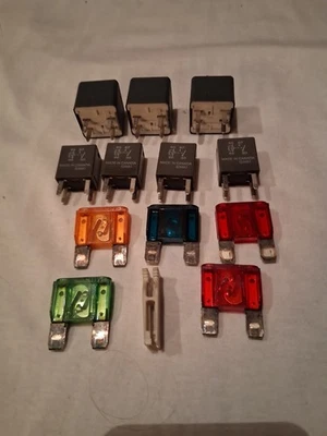 2000 Chevrolet 1500  5.3 Fuse And Relay Assortment - Image 1 of 4