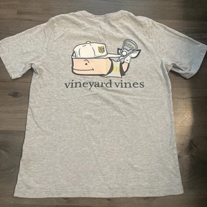 Vineyard Vines Premier Lacrosse League PLL T-shirt ragazzo taglia media (12-14) - Foto 1 di 7