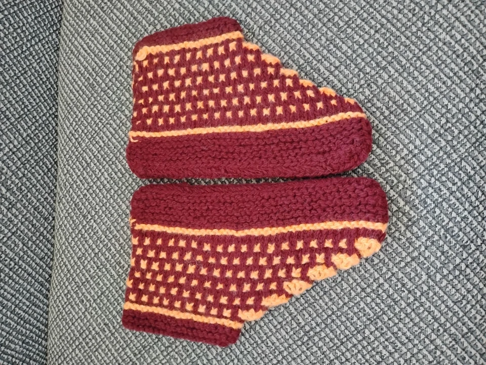 Chinelos de lã feitos à mão marrom e branco - Imagem 1 de 1