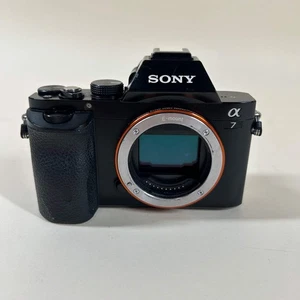 Cámara sin espejo Sony Alpha A7 24,2 MP 19946 solo cuerpo con obturador LEER - Imagen 1 de 7