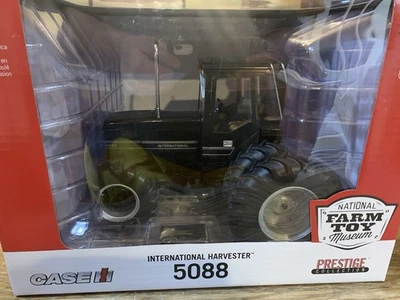 Tractor ERTL 1/16 IH 5088, 2025 Museo Nacional de Juguetes Granja VERSIÓN NEGRA PERSECUCIÓN. Foto 1 de 4