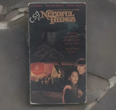 Needful Things (VHS, 1994) Stephen King ^^ Buy 2 Get 1 Free ^^ - Image 1 of 3