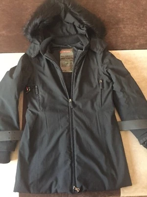 Chaqueta de invierno para mujer Prada capucha de piel real talla 40 hecha en Italia (negra). Foto 1 de 4