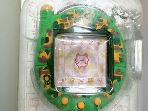 Tamagotchi Plus Red Display Series Camuflaje Verde Raro BANDAI 2004 NOS Probado - Imagen 1 de 9
