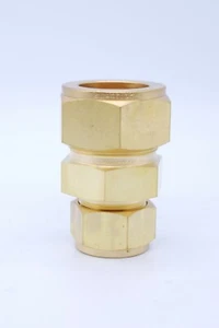 (Lot of 1) Swagelok B-1610-6-12, Reducing Union, 1 in. x 3/4 in. Tube OD, Brass - Picture 1 of 1