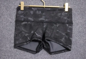 Lululemon Shorts Damen 4 schwarz Tarnmuster Biker Kompression 2,5" Athleisure Yoga Zug - Bild 1 von 4