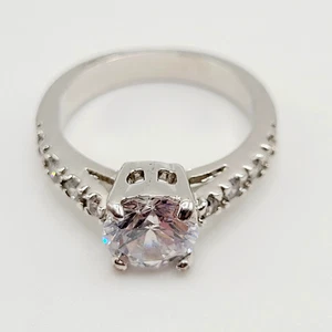 Moderner Trachten Verlobungsring CZ funkelnde Mitte mit Seitensteinen silberfarbenes Band - Bild 1 von 24