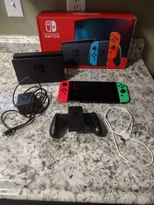 Consola de videojuegos portátil Nintendo Switch HAC-001(-01) con accesorios mostrados - Imagen 1 de 23